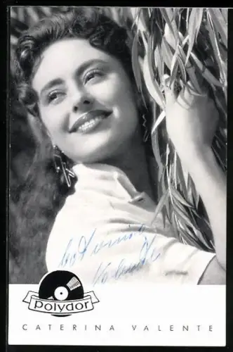 AK Musikerin Caterina Valente lächelnd vor der Kamera posierend, Autograph