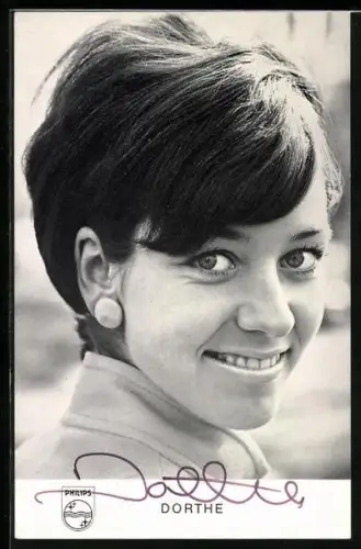 AK Musikerin Dorthe lächelnd in die Kamera blickend, Autograph