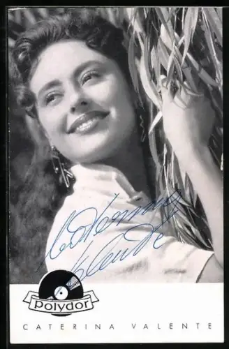 AK Musikerin Caterina Valente lächelnd vor der Kamera posierend, Autograph