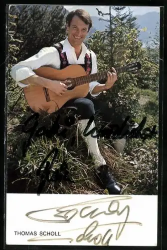AK Musiker Thomas Scholl in Tracht mit Gitarre, Autograph