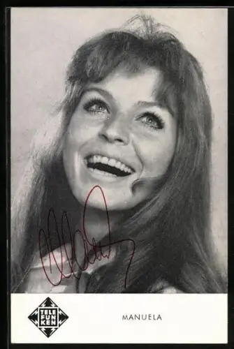 AK Musikerin Manuela mit langen Haaren nach oben lächelnd, Autograph