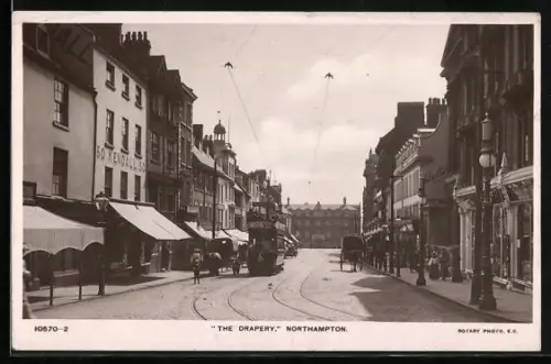 AK Northampton, The Drapery, Strassenbahn