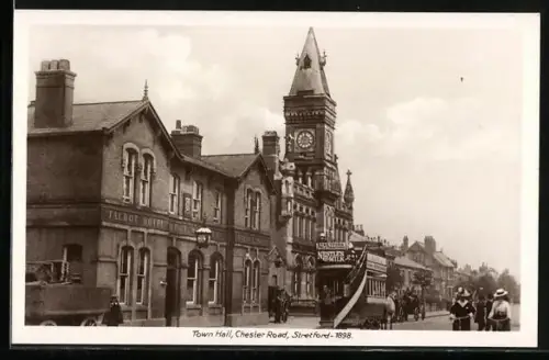 AK Stretford, Chester Road with Town Hall, Strassenbahn