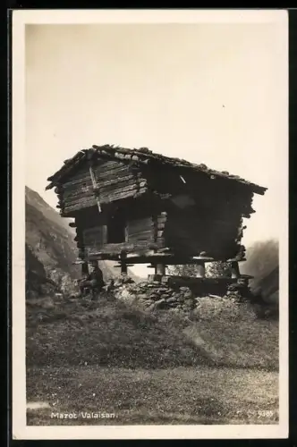 AK Mazot Valaisan, Mann vor einer Hütte