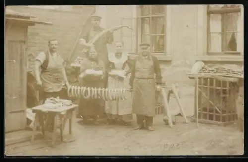 AK Fleischer mit Würsten auf einer Stange