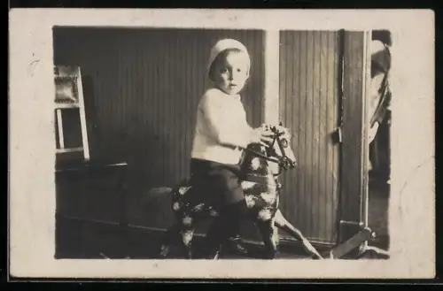 Foto-AK Kleiner Junge auf Schaukelpferd
