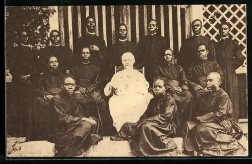 AK Uganda, Mgr. Streicher et ses 14 prêtes 1921, Missionar
