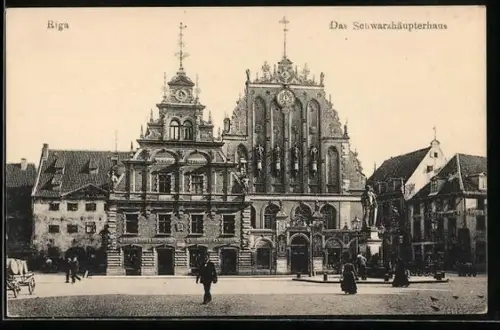 AK Riga, Das Schwarzhäupterhaus mit Passanten
