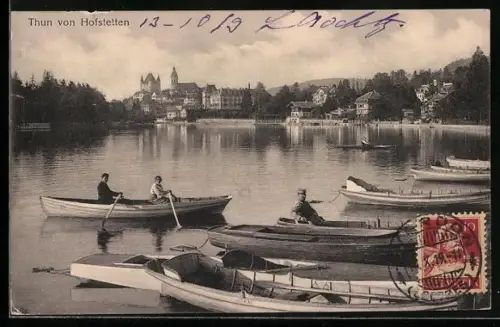 AK Thun, Blick von Hofstetten, Ruderboote am Anleger