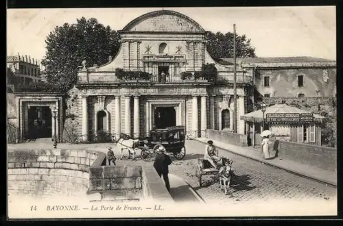 AK Bayonne, la porte de France, des attelages, la pharmacie à droite