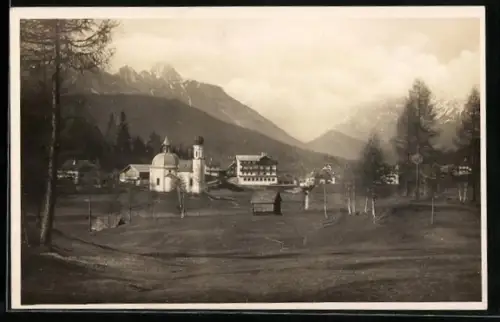 AK Seefeld /Tirol, Blick auf Seekirche, Gasthof u. Pension Wetterstein mit Wettersteingebirge