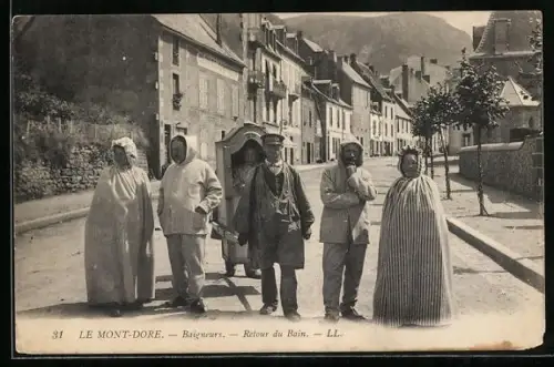 AK Le Mont-Dore, Ansicht von Badegästen der Therme mit Sänftenträgern, Baigneurs, Retour du Bain