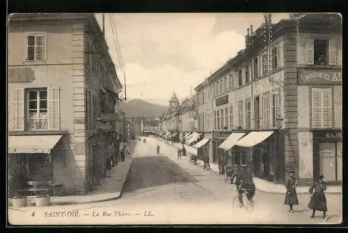 AK Saint-Dié, La Rue Thiers mit Geschäften
