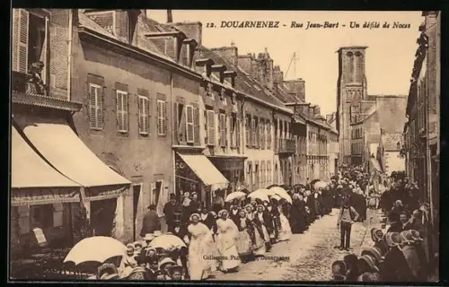 AK Douarnenez, Rue Jean-Bart, Un défilé de Noces