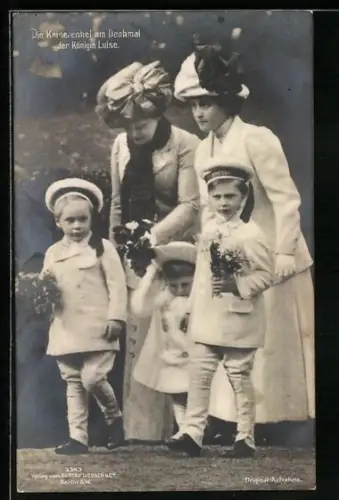AK Die Kaiserenkel am Denkmal der Königin Luise von Preussen