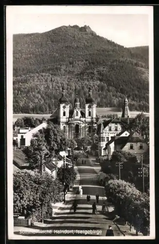 AK Haindorf-Hejnice, Strassenpartie mit Blick zur Klosterkirche und den Bergen im Hintergrund