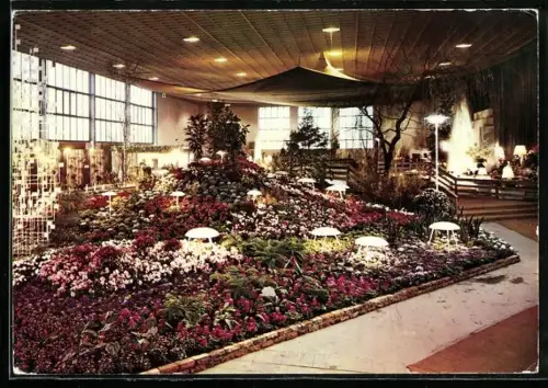 AK Berlin, Grüne Woche 1965, Innenansicht mit Blumenbeet