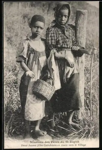 AK Missions des Pères du St-Esprit, Deux Jeunes filles Catéchistes en route vers le Village