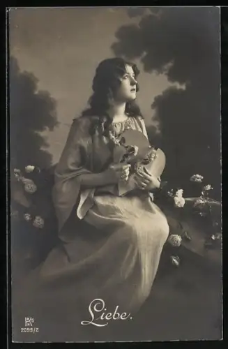 AK Allegorie zur Liebe mit einer jungen Frau die ein Herz in den Händen hält