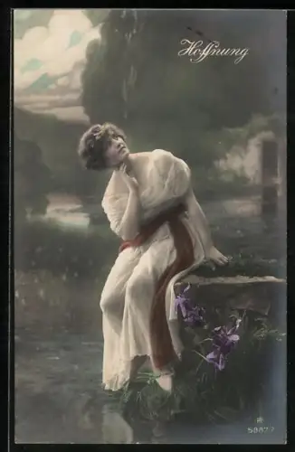 AK Hoffnung, Frau im weissen Kleid, Allegorie