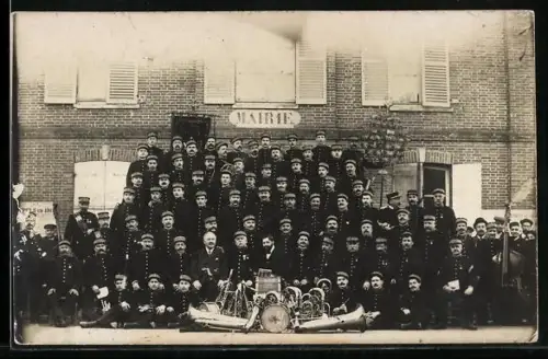 AK Musikkapelle mit Blasinstrumenten vor dem Rathaus