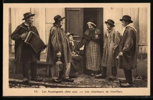AK Les Auvergnats chez eux, Les chanteurs de réveillers, Sänger und Akkordeonsppieler
