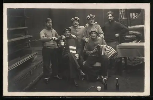 Foto-AK Männergruppe mit Akkordeonsppieler