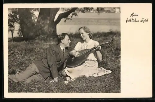 AK Frau spielt für Mann Gitarre