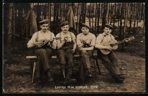 AK Soldaten mit Mandoline und Gitarre im Wald, 1916