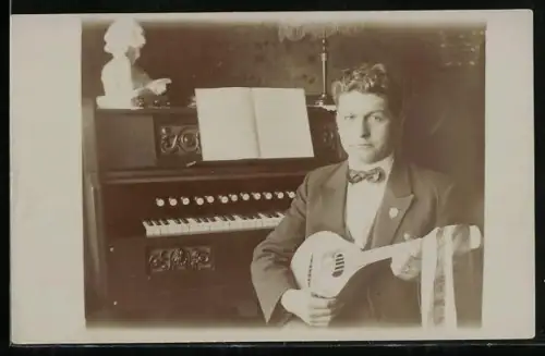Foto-AK Junger Mann spielt Mandoline