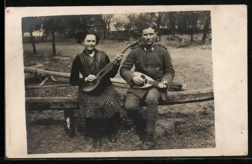 Foto-AK Soldat in Uniform und Frau spielen Gitarre und Mandoline