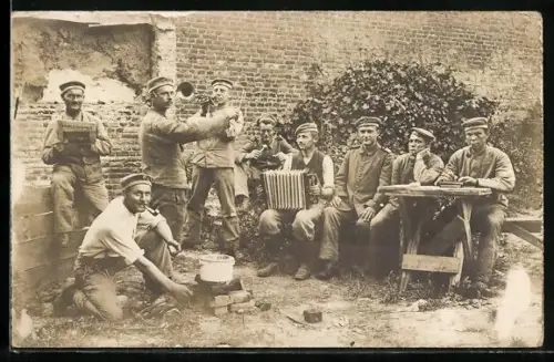 Foto-AK Soldaten mit Akkordeonspieler und Trompeter