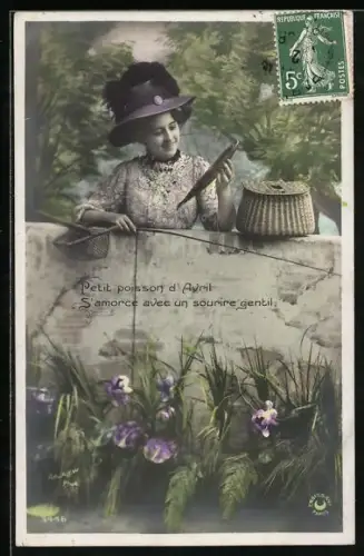 AK Junge Frau beim Angeln mit Fang