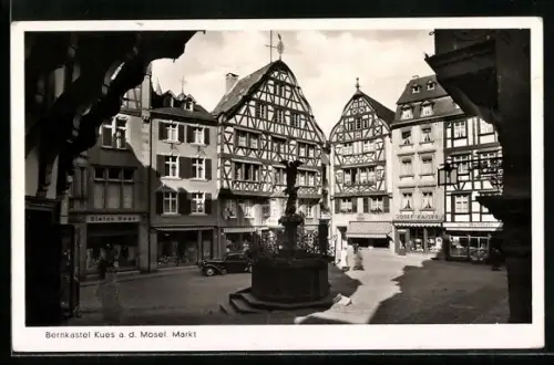 AK Bernkastel-Kues a. d. Mosel, Markt, Fachwerkhäuser, Brunnen