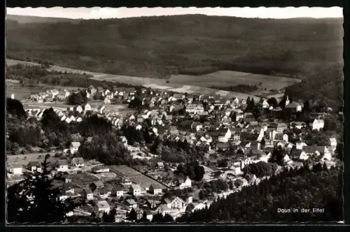 AK Daun in der Eifel, Gesamtansicht des Ortes, Fliegeraufnahme