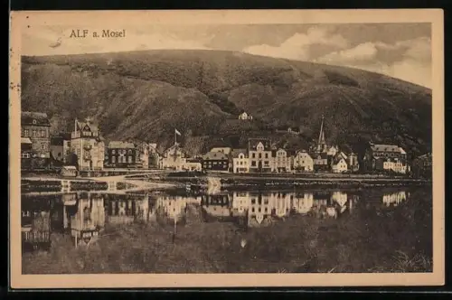 AK Alf a. Mosel, Ortsansicht mit Moselufer und Weinbergen