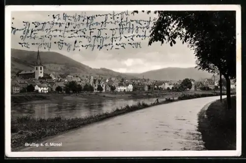 AK Bruttig a. d. Mosel, Ortsansicht mit Kirche und Moselufer