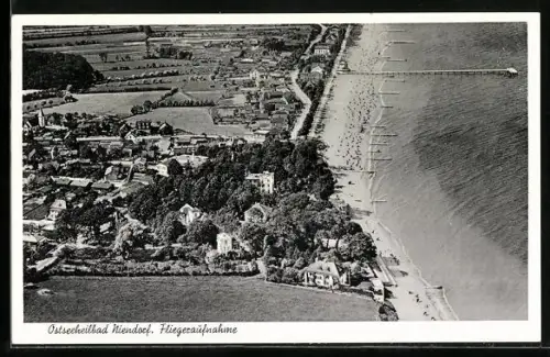 AK Niendorf /Ostsee, Fliegeraufnahme Strand, Seebrücke, Ort