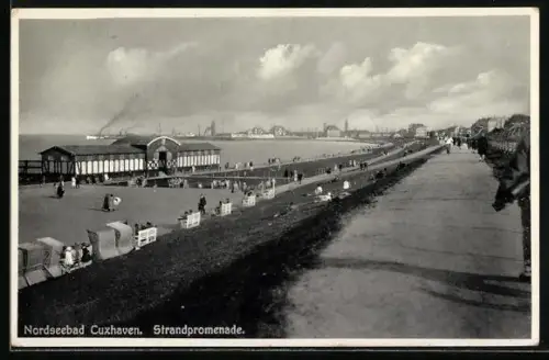 AK Cuxhaven, Strandpromenade mit Gebäude und Stadtpanorama