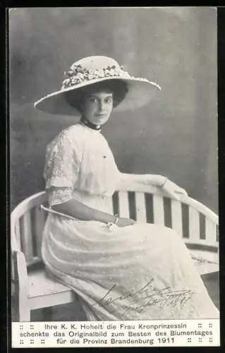 AK Kronprinzessin Cecilie sitzt auf einer Bank in weissem Anzug