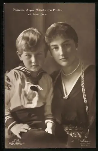 AK Prinzessin August Wilhelm von Preussen mit ihrem Sohn in Seemannskleidung