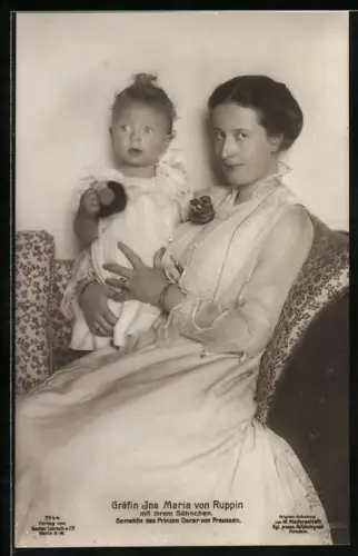 AK Gräfin Ina Maria von Ruppin mit ihrem Söhnchen im Arm