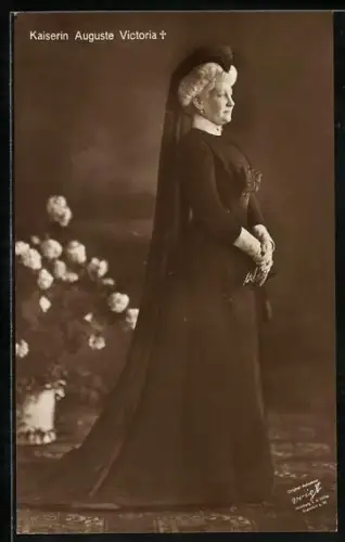 AK Kaiserin Auguste Victoria im langen Kleid