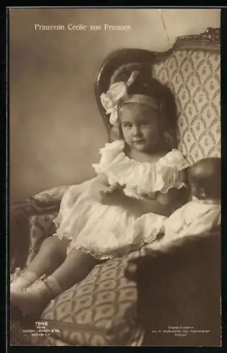 AK Prinzessin Cecilie von Preusse im Sessel mit Käthe-Kruse-Puppe