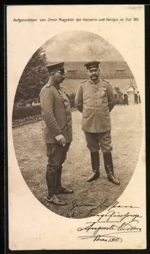 AK Kaiser Wilhelm II. mit Orden u.Uniform posiert neben Generalfeldmarschall Paul v.Hindenburg in Uniform mit Zigarette