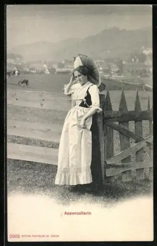 AK Appenzell, Appenzellerin in Tracht an einem Weidezaun, Schweiz