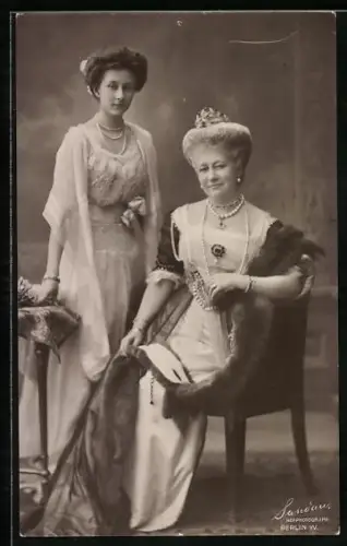 AK Kaiserin Auguste Victoria von Preussen im schönen Kleid mit Schmuck posiert auf einem Stuhl