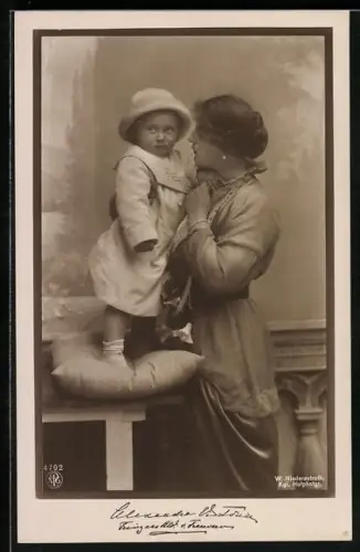 AK Frau des Prinz August Wilhelm von Preussen mit ihrem Kind