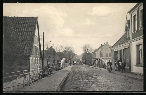 AK Walsrode-Vorbrück, Strassenpartie mit Schlosserei und Fahrradhandlung, Blick auf die Brücke