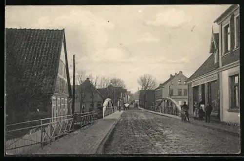 AK Walsrode-Vorbrück, Strassenpartie mit Schlosserei und Fahrradhandlung, Blick auf die Brücke